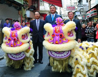 Mr Cheung, Mr Chan and Law officiating at the launch ceremony of “Double Rewards @ Graham Street Market”.