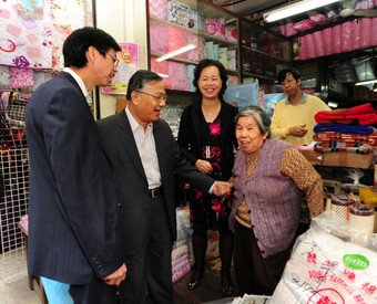 市建局執行董事（行動及項目監督）林志良(左一)及市建局總監（收購及遷置）李敬志(左二)與受影響商戶面談。