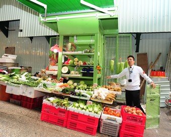 Senior Manager (Planning & Design), Mr Wilfred Au, explaining the design of the market stall.