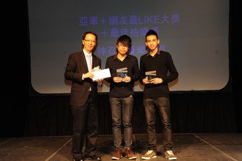 市建局企业传讯总监邱松鹤先生(左)颁奖予「旧区睇真啲」学生短片创作比赛亚军、「网友最LIKE大奖」及「最佳拍摄奖」队伍神召会康乐中学。