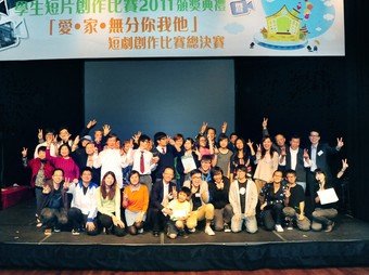 A group photo of the three finalist teams of the Community Drama Competition and all distinguished guests.