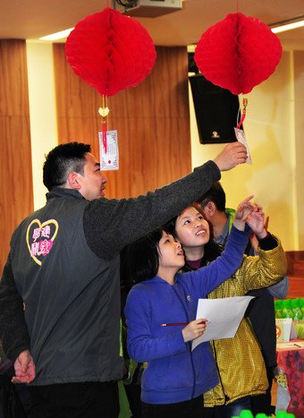 The Community Service Partnership Scheme of the URA has been held for three years. The appreciation ceremony of this year carries an extra meaning, for it is at the same time a celebration of the Chinese New Year with some grass-root families.