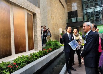 Chairman of the URA, Mr Victor So Hing-woh (right), visits the Kweilin Street Public Open Space.