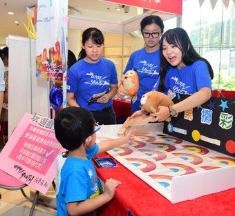 参与青年领袖计划的学生在「终极实力大比拼」压轴活动中，设计不同主题的摊位，与众同乐，并展示他们从计划中学到的领导技巧及成果。