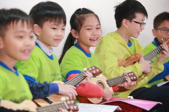 「学建关爱」的受惠小朋友在嘉许礼上即席表演弹奏夏威夷小结他。