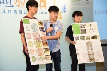 各个参赛队伍施展浑身解数向评审讲解其作品的创作理念。