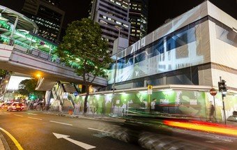 市建局首次在中環街市活化項目舉辦外牆投影，為社區帶來愉悅的聖誕及新年節日氣氛。