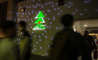 The snowfall projections in the 24-hour open public passageway at the 2/F of the Central Market building provide an immersive experience for community members to enjoy.