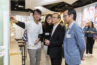 URA Board member, Dr Lawrence Poon (second from right), and Managing Director of URA, Ir Wai Chi-sing (right) take a look at the furniture tailor-made by the volunteers for the underprivileged families in old districts.