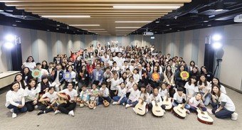 URA Board member, Dr Lawrence Poon, and Managing Director of URA, Ir Wai Chi-sing, pose for a group photo with over 60 participating volunteers and beneficiaries at the CSPS appreciation ceremony.