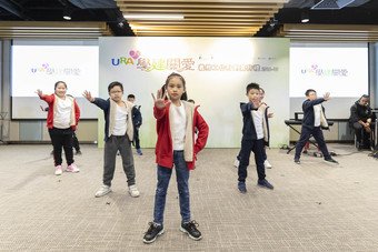 受惠于「学建关爱」计划的基层儿童在嘉许礼上大跳「Funky Dance」，充满活力。