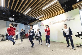 受惠于「学建关爱」计划的基层儿童在嘉许礼上大跳「Funky Dance」，充满活力。