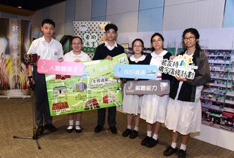 市建局行政總監韋志成與今屆六位最傑出青年領袖茶聚交流。