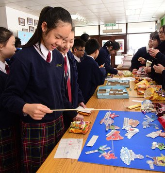 参与计划的学生在校内举办「市区更新日」，以创意互动的方式与其他同学分享市区更新知识。