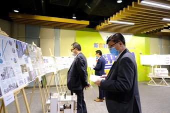 The Final Adjudication Panel of the Innovative Design Competition 2019/20, VTC Deputy Executive Director Ir Dr Eric Liu (from right), URA Managing Director Ir Wai Chi-sing, and URA Non-Executive Director Mr Andy Ho, conduct assessment for the nine shortlisted entries.