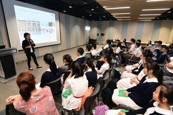 市建局职员在2019年11月举办的领袖培训工作坊上，向学生讲解市区更新的不同工作，增进他们对有关课题的认识。