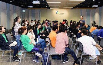 The URA invites Mr Francis Ngai, Founder and Chief Executive Officer of Social Ventures Hong Kong (standing), as guest speaker at the leadership training workshop taken place in November 2019 to share on how the quality of life in old urban districts can be improved through social innovation.