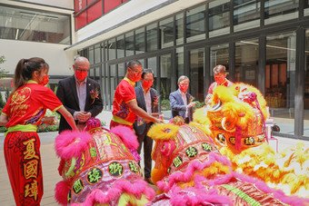 Managing Director of the URA, Ir Wai Chi-sing (3rd from right), Executive Director and Chief Executive Officer of Chinachem Group, Donald Choi (2nd from left),and Managing Director of Real Estate of Chinachem Group, Dennis Au (2nd from right) take part in a traditional eye-dotting ceremony.