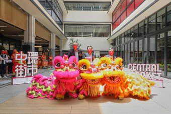 Managing Director of the URA, Ir Wai Chi-sing (center), Executive Director and Chief Executive Officer of Chinachem Group, Donald Choi (left), Managing Director of Real Estate of Chinachem Group, Dennis Au (right) pose for a photo with the ceremonial lions.