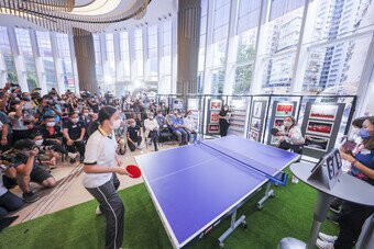 Ms Minnie Soo played table tennis with students from Kwun Tong secondary schools with her left hand due to an injury to her right hand.