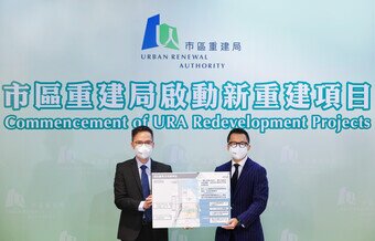 市建局总经理（规划及设计）麦中杰（右）及市建局总经理（收购及迁置）钟建强（左）在记者会上介绍土瓜湾区两个重建项目的详情。